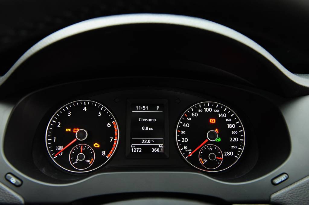 Mostradores do Jetta TSI, modelo 2011 da Volkswagen, durante teste comparativo d Mostradores do Jetta TSI, modelo 2011 da Volkswagen, durante teste comparativo d