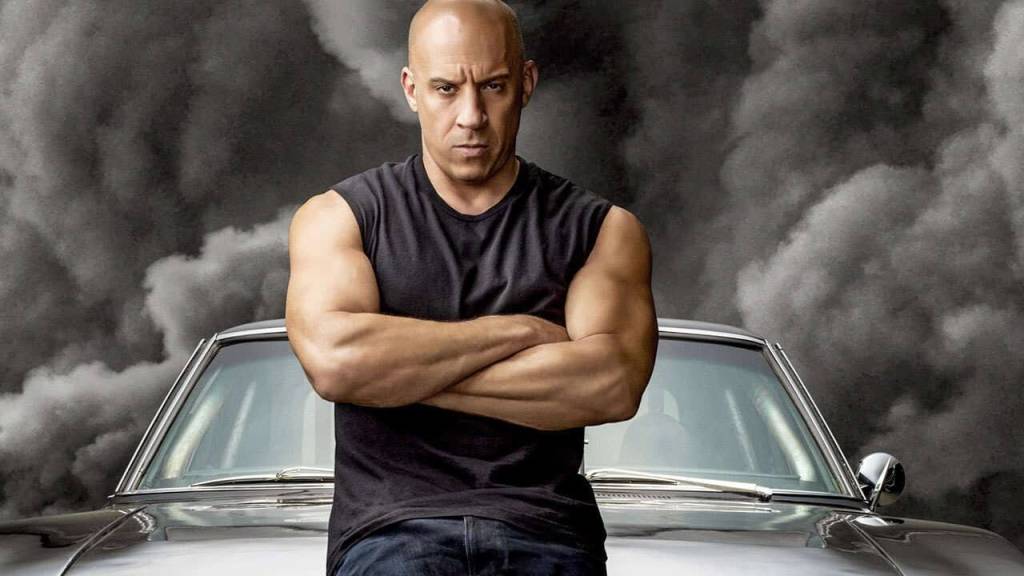 Velozes e furiosos 9 Dominic Toretto (Vin Diesel) e Dodge Charger vistos de frente