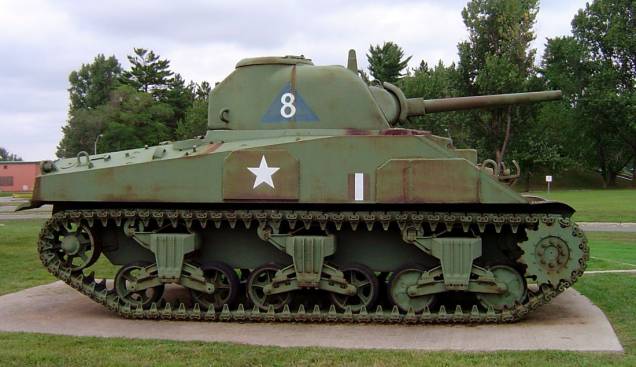 Os primeiros Shermans, como esse da foto, traziam a suspensão com molas volutas verticais, além das rodas em linha Os primeiros Shermans, como esse da foto, traziam a suspensão com molas volutas verticais, além das rodas em linha