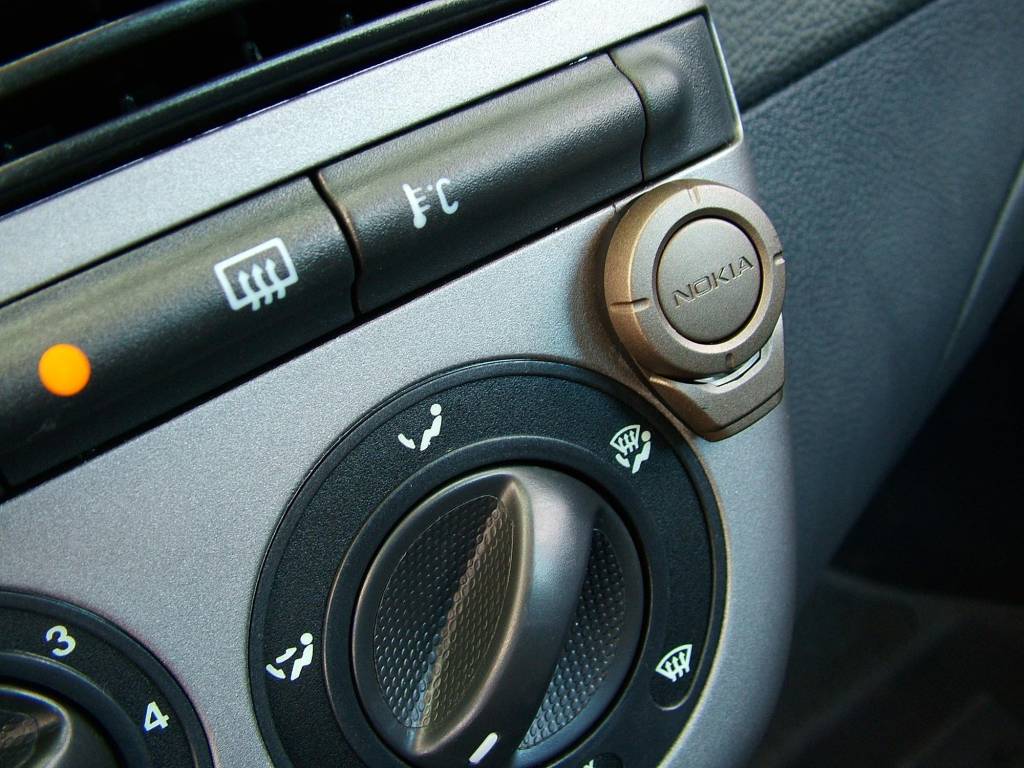 Detalhe do recurso viva-voz no painel do automóvel Marea SX 1.6 16V, modelo 2005 Detalhe do recurso viva-voz no painel do automóvel Marea SX 1.6 16V, modelo 2005