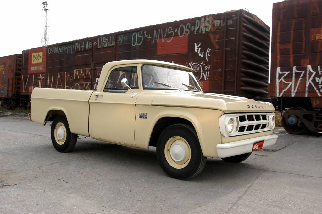 Dodge D 100, picape versão standard modelo 1970 da Chrysler, de propriedade de F_1 Dodge D 100, picape versão standard modelo 1970 da Chrysler, de propriedade de F_1