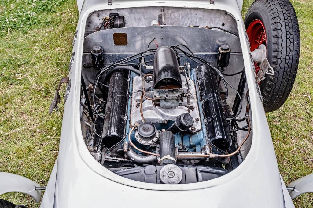 Motor do Alard J2 Instalado na dianteira, o V8 da Cadillac gera 160 cv de potência