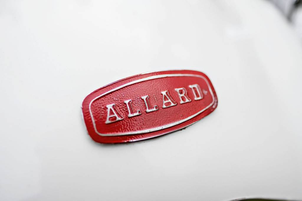 Detalhe do logotipo do Allard J2 O nome ganhou notoriedade nas pistas de corrida