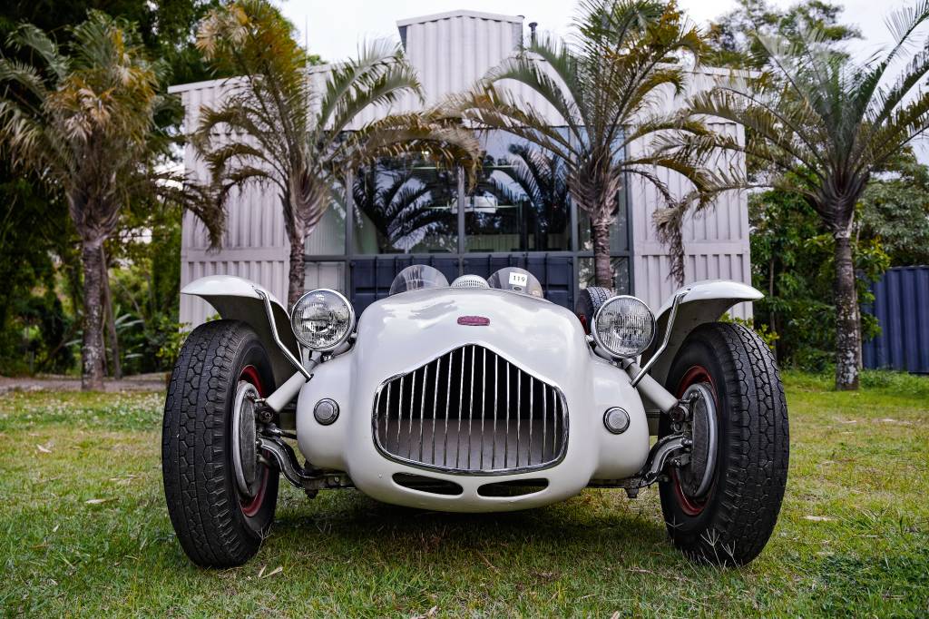 Alard J2 de frente O pequeno fabricante atuou de 1946 a 1959