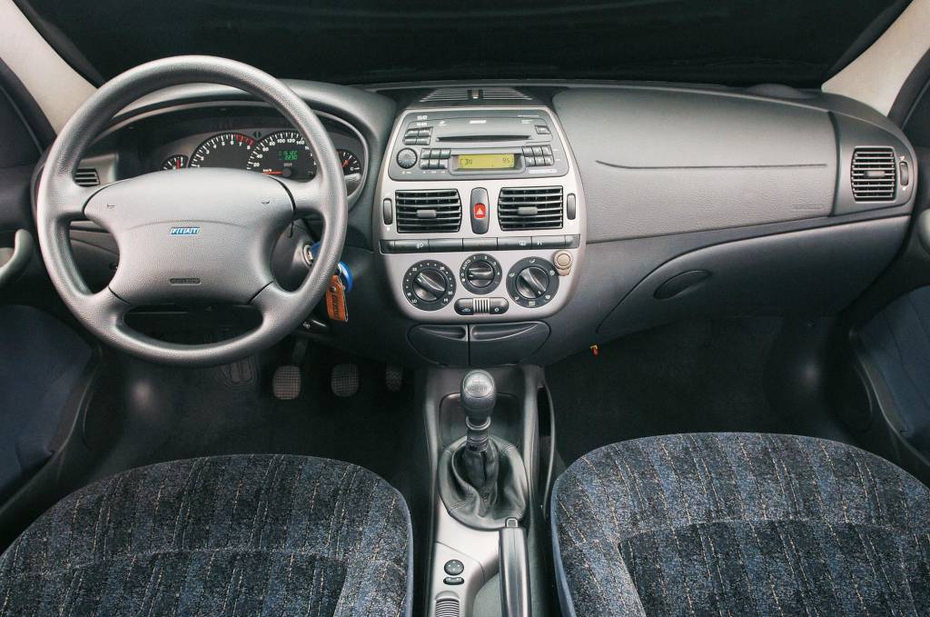 Interior do Marea SX 1.6 da Fiat, sedã modelo 2006, testado pela revista Quatro Interior do Marea SX 1.6 da Fiat, sedã modelo 2006, testado pela revista Quatro
