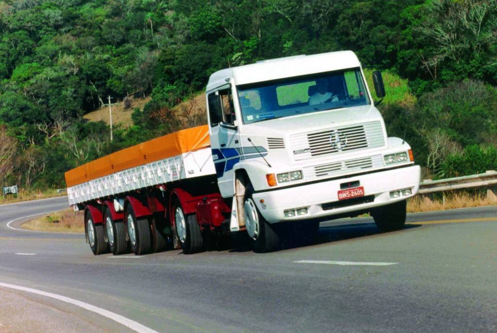LS-1935-1 O LS-1935, de 1990, trouxe inovações como cabeçotes individuais com juntas metálicas e sistema Top Brake. Além de consolidar a Mercedes como 'player' no mercado de pesados, também conquistou corações com seus design e desempenho