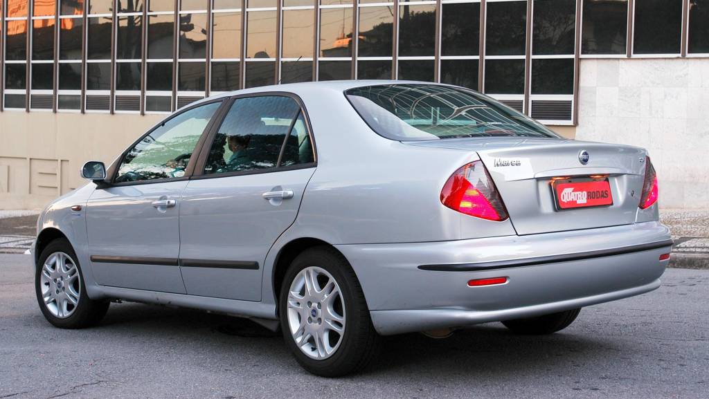 Marea SX 1.6 16V, modelo 2005 da Fiat, testado pela revista Quatro Rodas. Marea SX 1.6 16V, modelo 2005 da Fiat, testado pela revista Quatro Rodas.