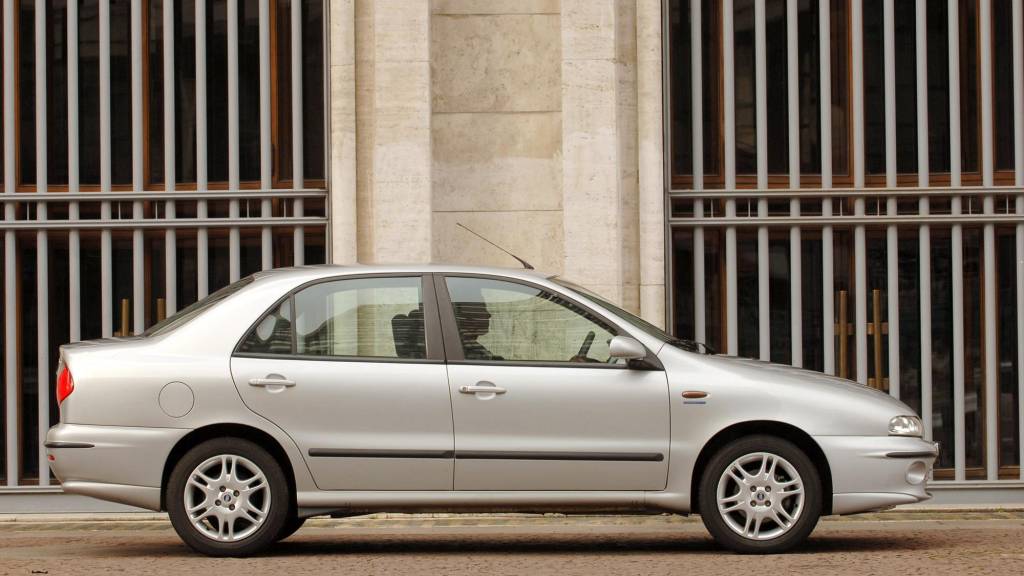 Marea SX 1.6 da Fiat, sedã modelo 2006, testado pela revista Quatro Rodas. Marea SX 1.6 da Fiat, sedã modelo 2006, testado pela revista Quatro Rodas.