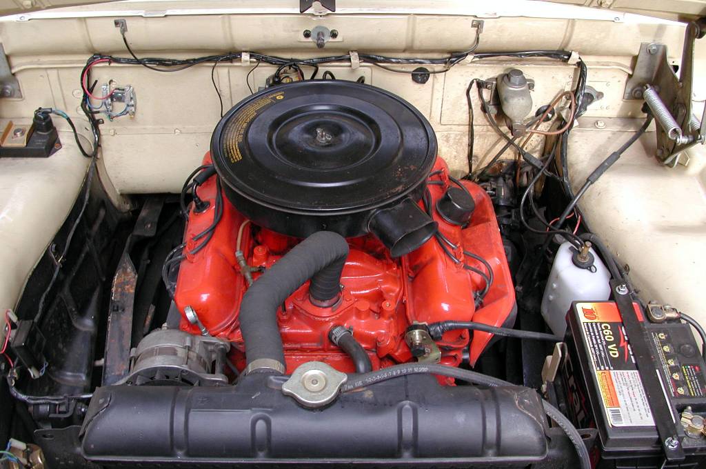 Motor V8 da picape Dodge D 100, versão standard modelo 1970 da Chrysler, de prop Motor V8 da picape Dodge D 100, versão standard modelo 1970 da Chrysler, de prop