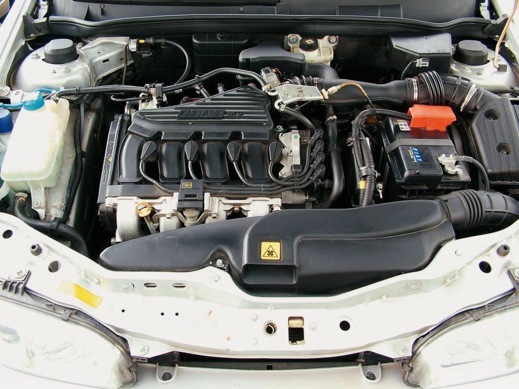 Motor do Marea SX 1.6 da Fiat, sedã modelo 2006, testado pela revista Quatro Rod_1 Motor do Marea SX 1.6 da Fiat, sedã modelo 2006, testado pela revista Quatro Rod_1