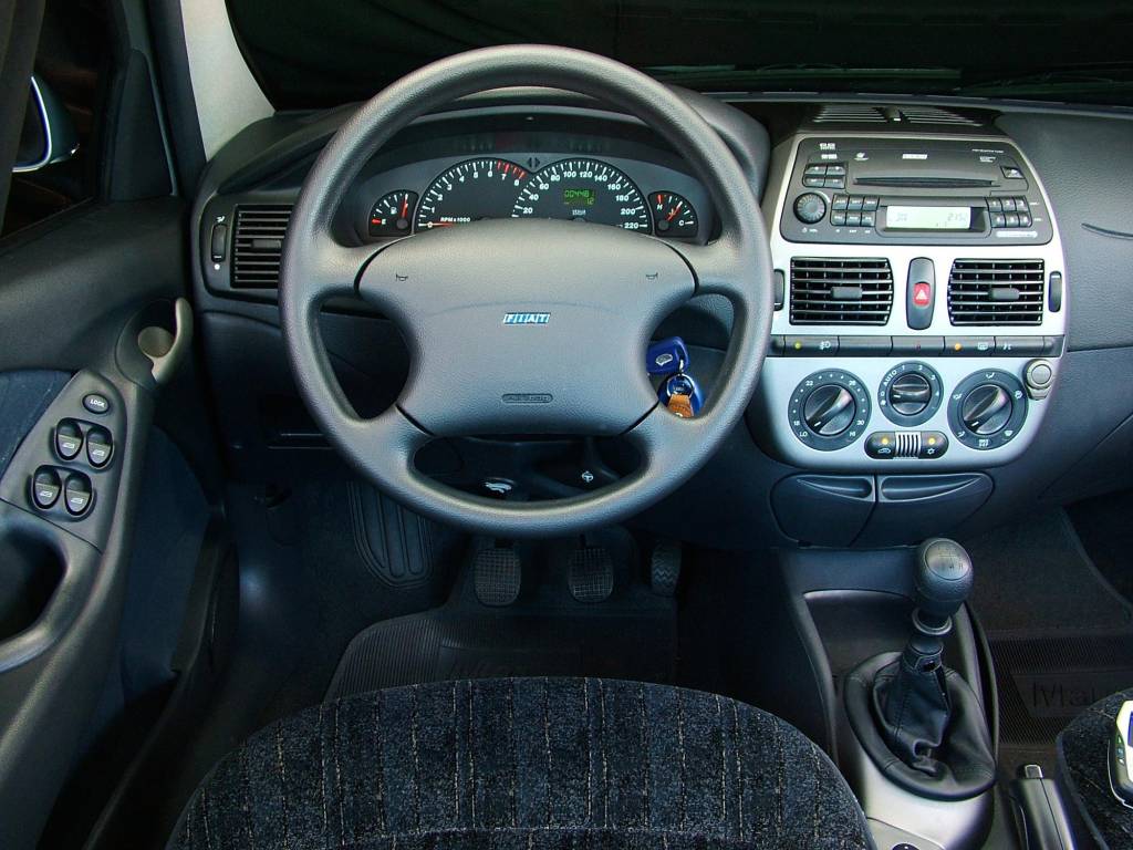 Painel do Marea SX 1.6 16V, modelo 2006 da Fiat, testado pela revista Quatro Rod Painel do Marea SX 1.6 16V, modelo 2006 da Fiat, testado pela revista Quatro Rod