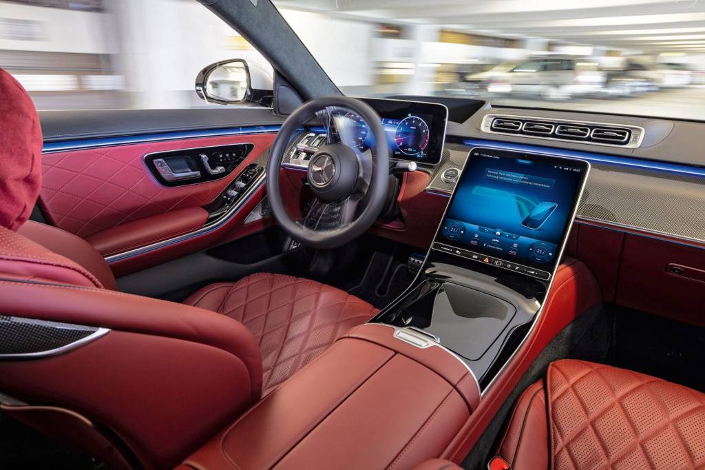 Mercedes-Benz S-Klasse Presse Fahrvorstellung. Immendingen 2020//Mercedes-Benz S-Class press test drive. Immendingen 2020 Mercedes-Benz S 500 4MATIC (Krafstoffverbrauch kombiniert (NEFZ): 8,4,7-7,8 l/100 km, CO2-Emissionen kombiniert (NEFZ): 192-179 g/km); Exterieur: designo diamantweiss bright, AMG Line; Interieur: Leder Exklusiv karminrot/schwarz // Mercedes-Benz S 500 4MATIC (combined fuel consupmtion (NEDC): 8.4-7.8 l/100 km, combined CO2-emissions (NEDC): 192-179 g/km); exterior: designo diamond white bright, AMG line; interior: leather exclusive carmine red/black