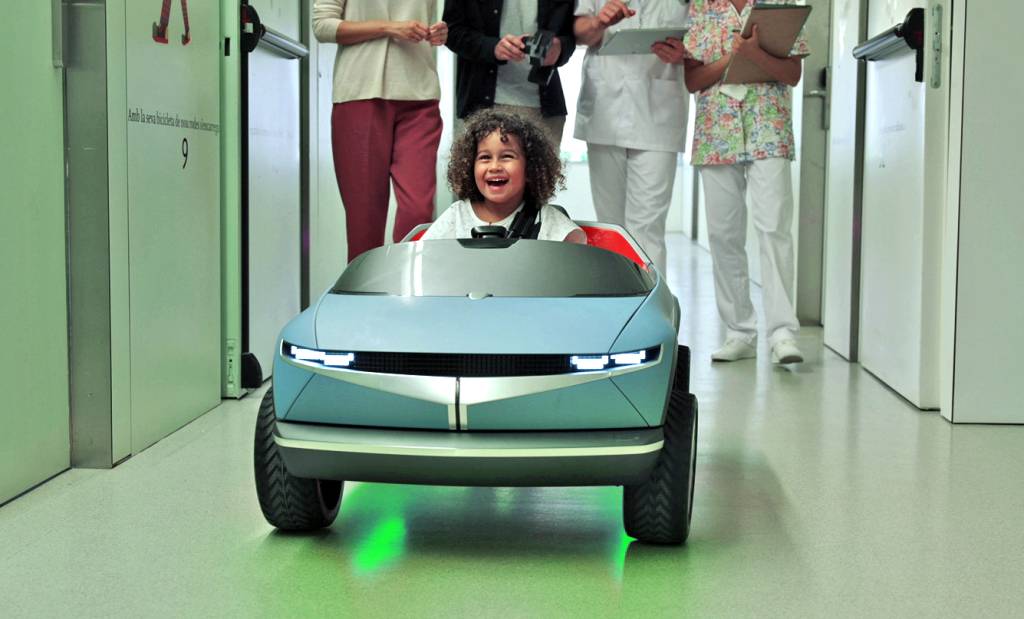 Photo 2_Little Big e-Motion Luz verde ao redor do carro indica que a jovem motorista está feliz. A expressão facial confirma