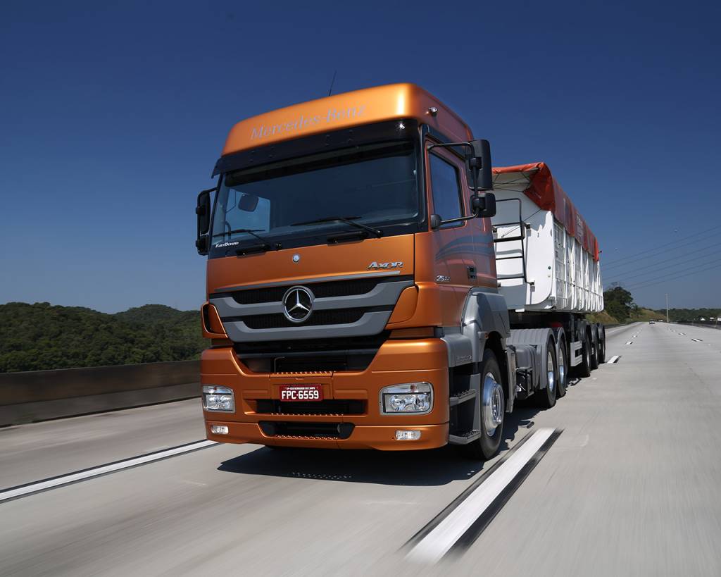 axor-4-1280 Volkswagen/MAN, Scania, Volvo, Iveco, entre outras, tiraram a Mercedes da zona de conforto. A linha Axor busca alinhar bom preço a tecnologia e desempenho em resposta aos rivais