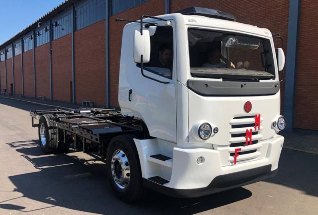 Novo caminhão ‘FêNêMê’ elétrico tem 350 cv e já roda em testes no Brasil