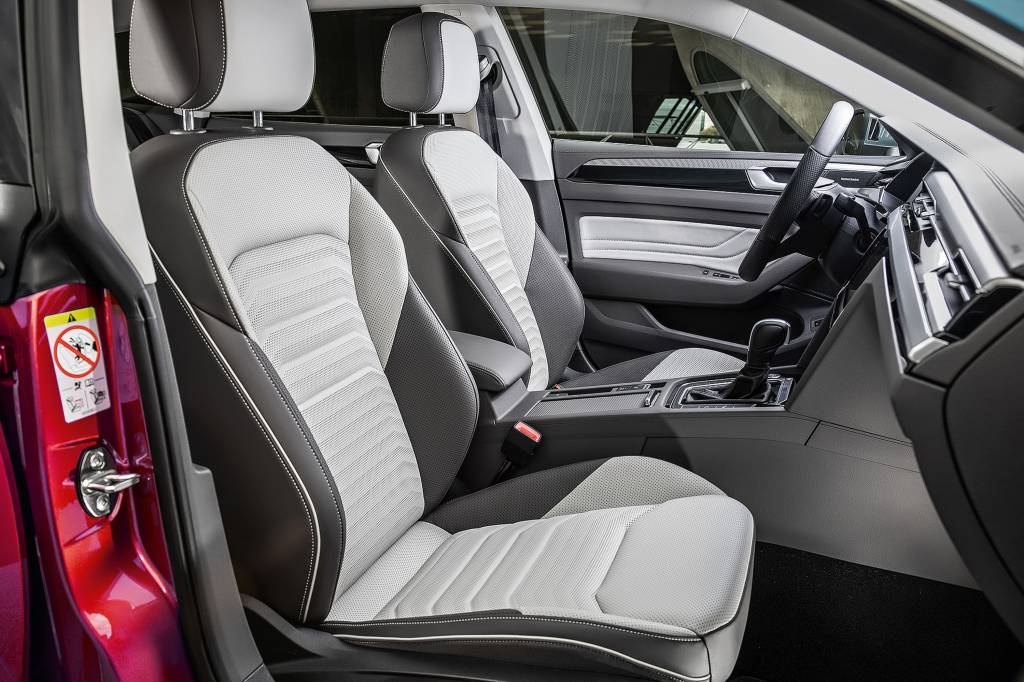 Volkswagen Arteon Shooting Brake (6) Volkswagen Arteon Shooting Brake vermelho bancos