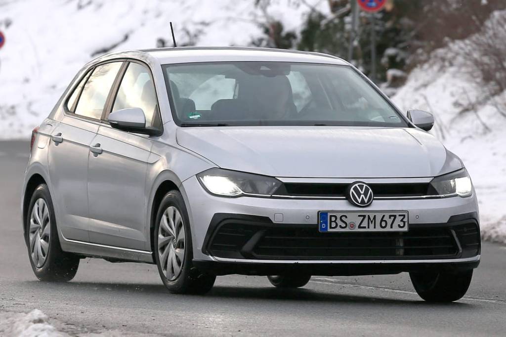 Novo VW Polo é flagrado em teste com estilo mais “mini-Golf” do que nunca