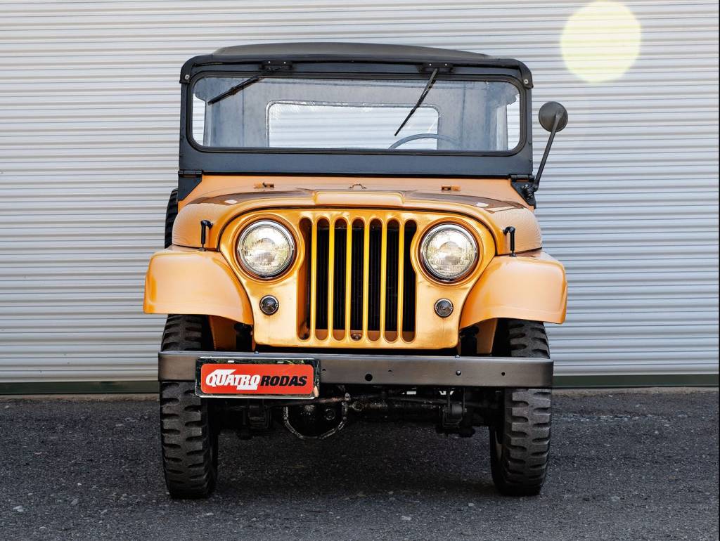 WILLYS JEEP UNIVERSAL FORD JEEP (3) A grade dianteira com sete vãos é um elemento de estilo identitário.