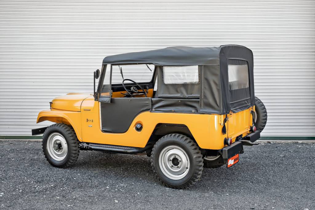WILLYS JEEP UNIVERSAL FORD JEEP (6) O para-lama traseiro trapezoidal era típico do Jeep nacional.