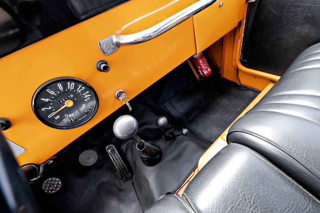 WILLYS JEEP UNIVERSAL FORD JEEP Alavancas separadas para tração 4x4 e reduzida.