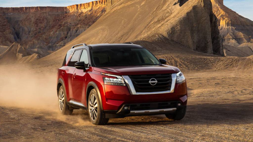 Nissan Pathfinder 2022 Nissan Frontier 2022 no deserto