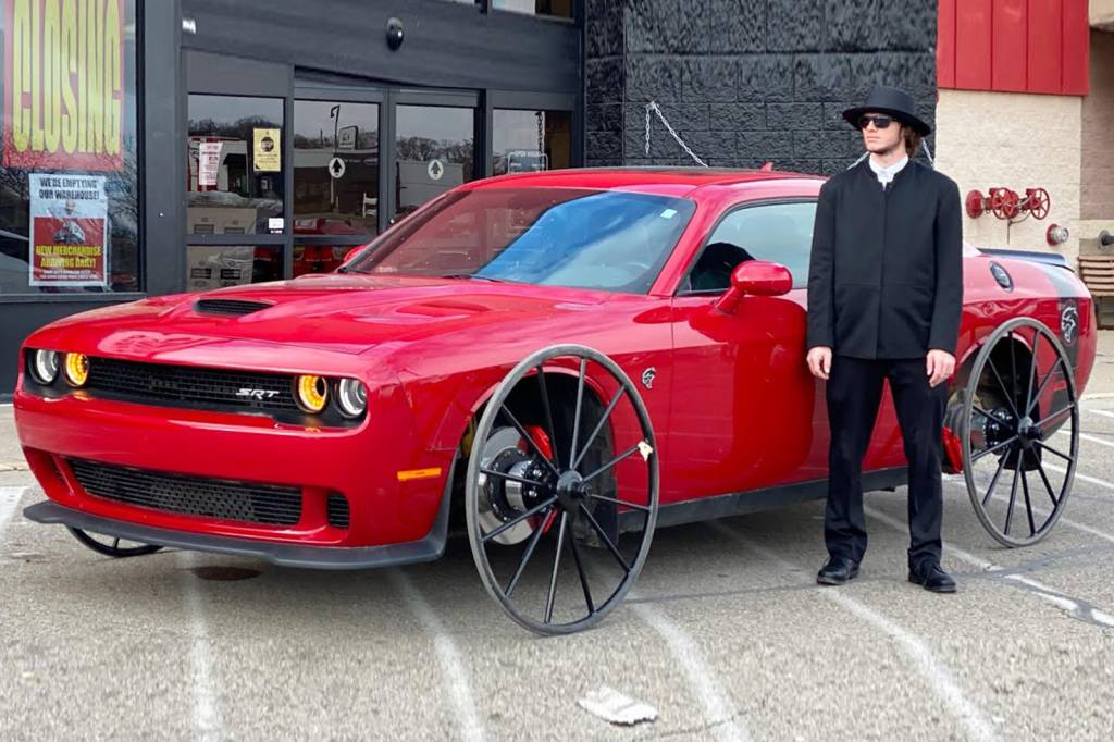 challenger carroça Dodge Challenger Hellcat ganha versão exótica com rodas de charrete