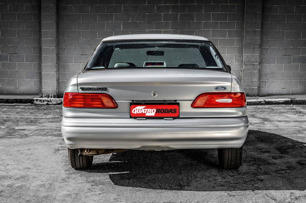 Ford Taurus GL 1994 Ford Taurus GL 1994 traseira e lanternas.
