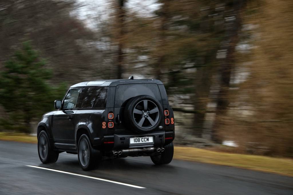 Land Rover Defender V8 90 Menor, variante 90 passa tranquilamente dos 200 km/h e traz mecanismos para rodagem estável