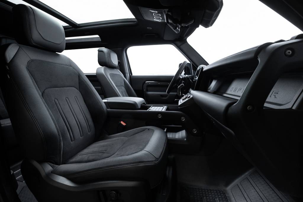 Land Rover Defender V8 painel bancos Conforto é abundante, mas nada além do esperado à faixa de preço