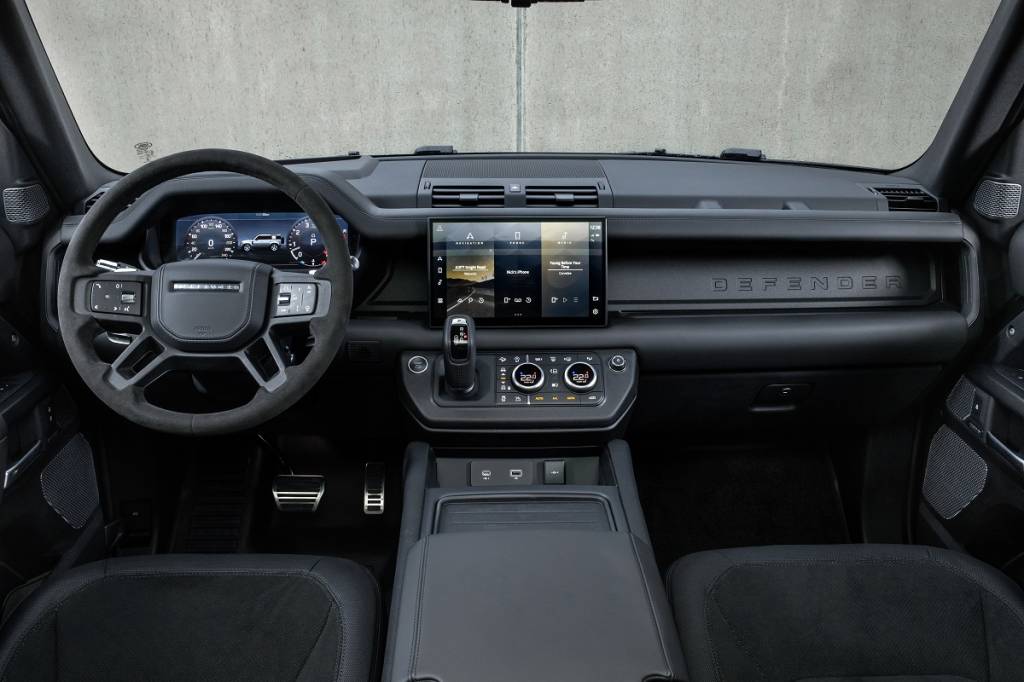 Land Rover Defender V8 painel Tela se une elegantemente ao interior, sem parecer um corpo estranho