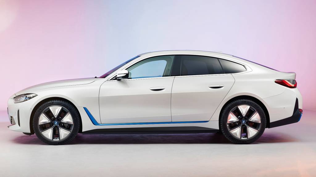 BMW i4 lateral (2) Novo modelo perde em autonomia para seu concorrente Tesla Model 3