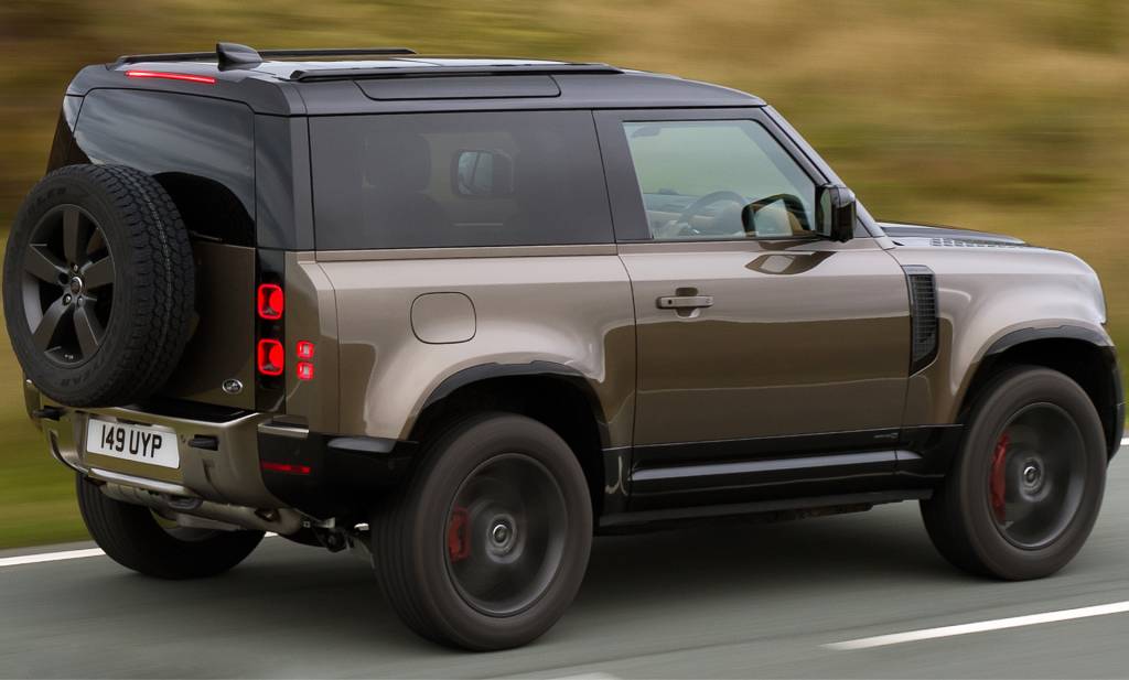 Defender 90 traseira Seguindo a lógica da Land Rover no exterior, o Defender 90 — notável pelas duas portas — pode custar de R$ 370.000 a R$ 440.000