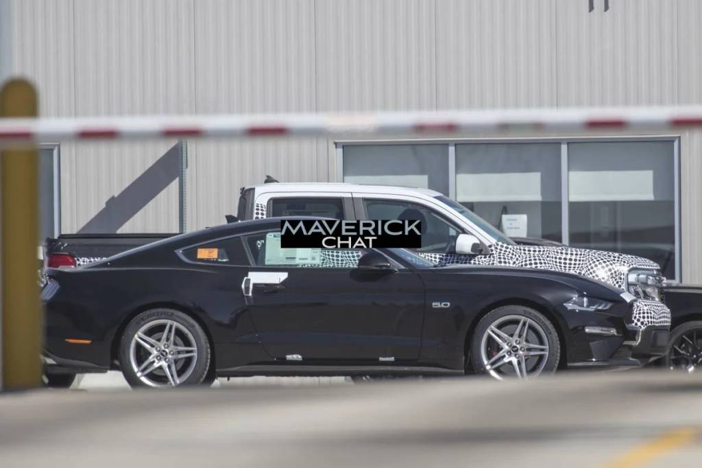 Ford Maverick ao lado de um Mustang 2 Mustang de 4,8 de comprimento serve de régua para as dimensões da nova Maverick