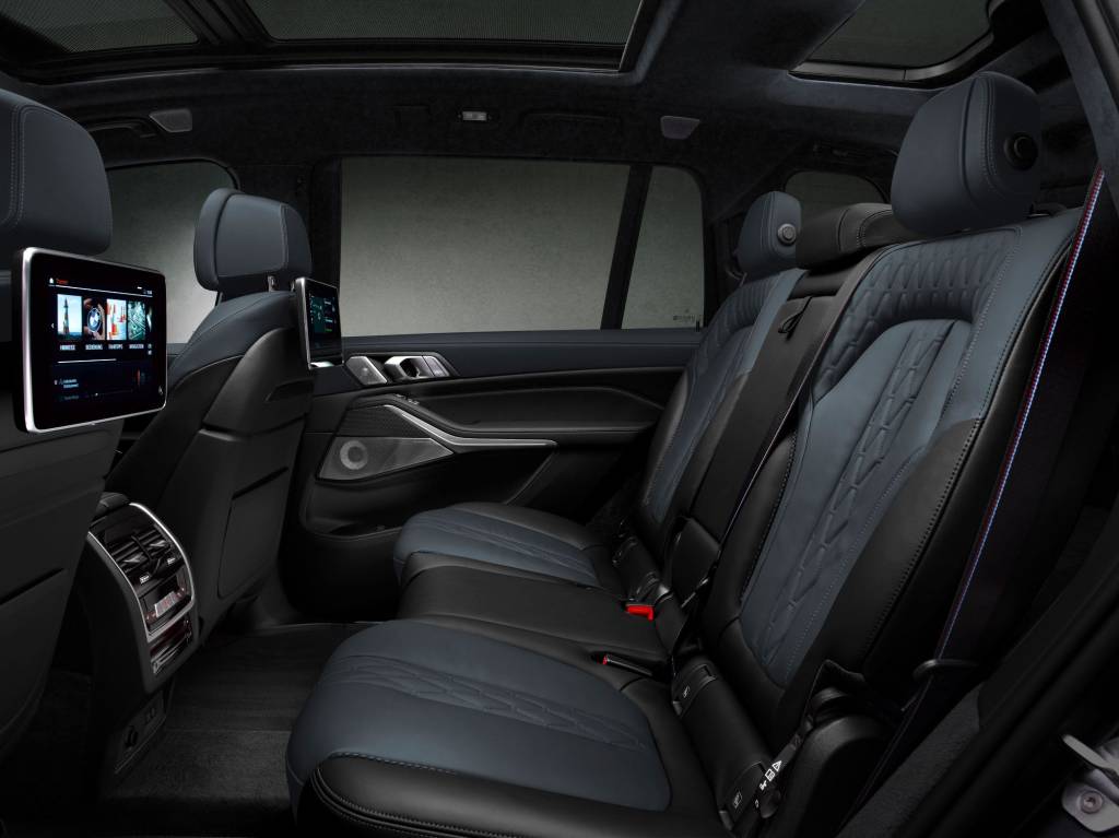 BMW X7 Dark Shadow Edition interior Segunda fileira conta com telas multimídia dedicadas