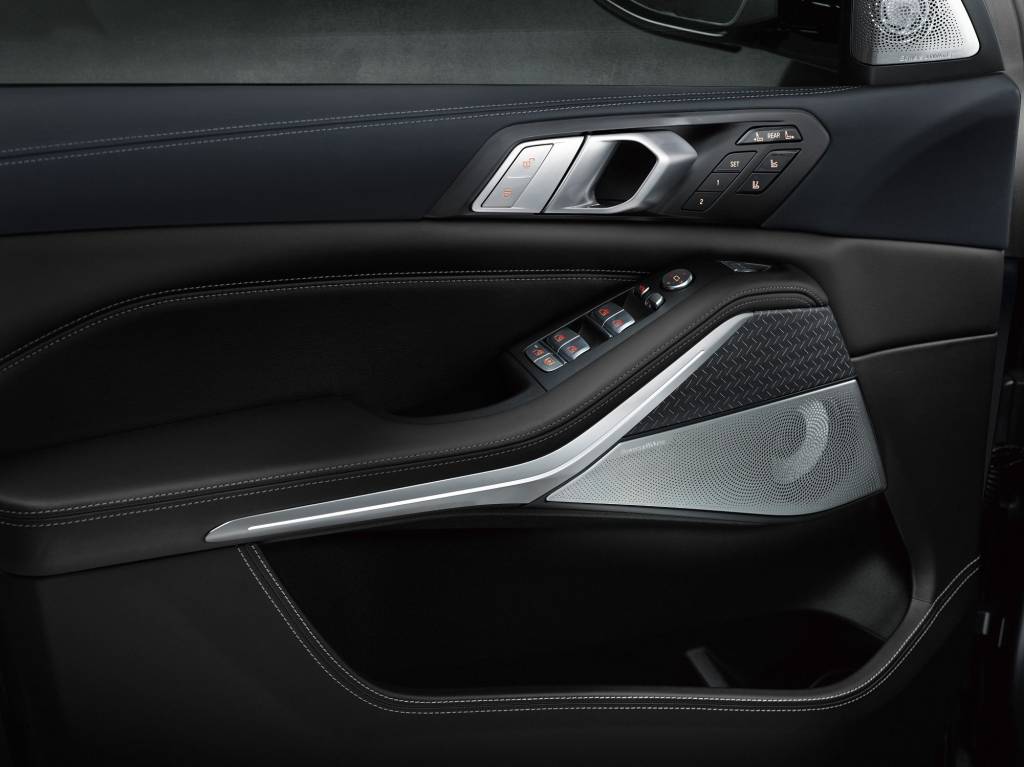 BMW X7 Dark Shadow Edition Couro e alumínio predominam no interior
