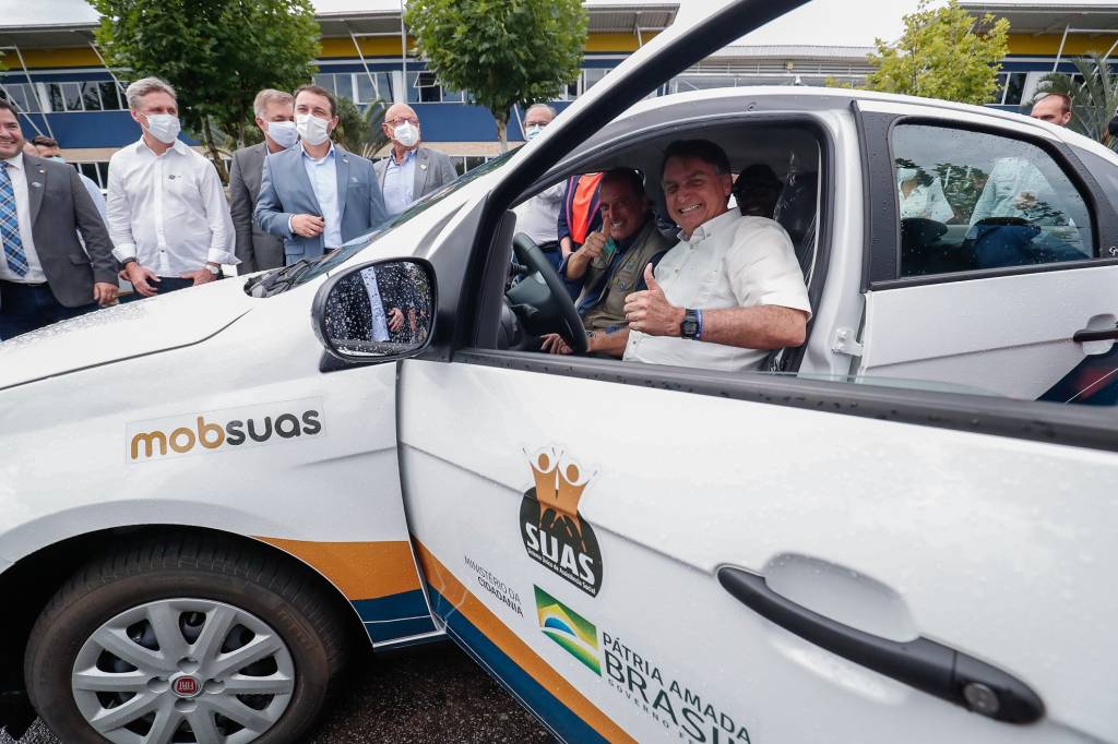 04/02/2021 Cerimônia de entrega de veículos do Sistema Único (Florianópolis - SC, 04/02/2021) Presidente da República Jair Bolsonaro, posa para fotos com motoristas e inspeciona automóveis do sistema MOBSUAS.Foto: Alan Santos/PR