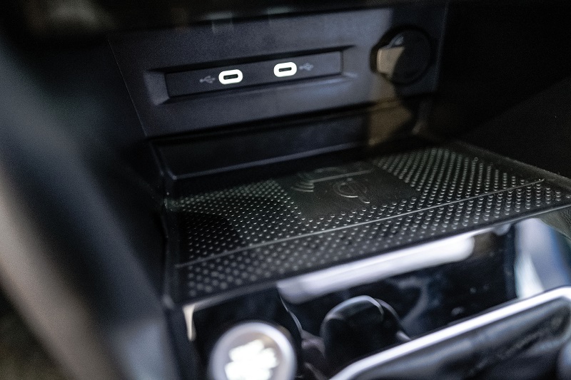 Volkswagen Taos avant premiere (9) No console, há tomadas USB do tipo C e carregador por indução