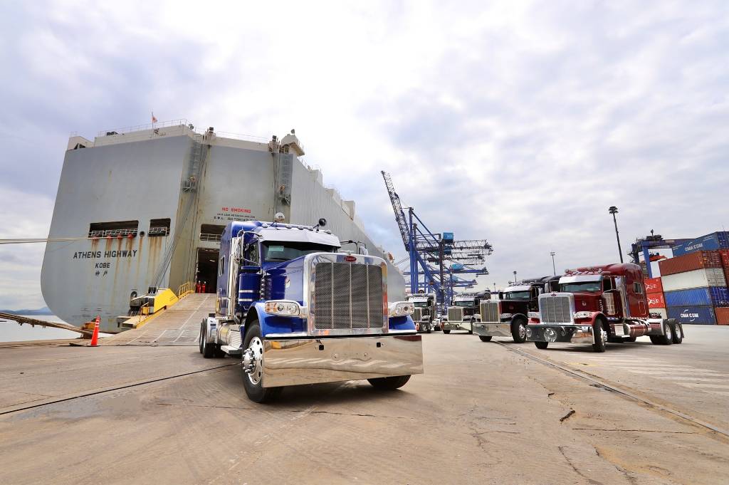 peterbilt1 Lote de 10 caminhões Peterbilt chega ao Brasil com pose de ‘Transformers’