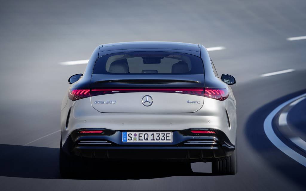 2022-Mercedes-Benz-EQS-12 Mercedes-EQ EQS prata visto por trás