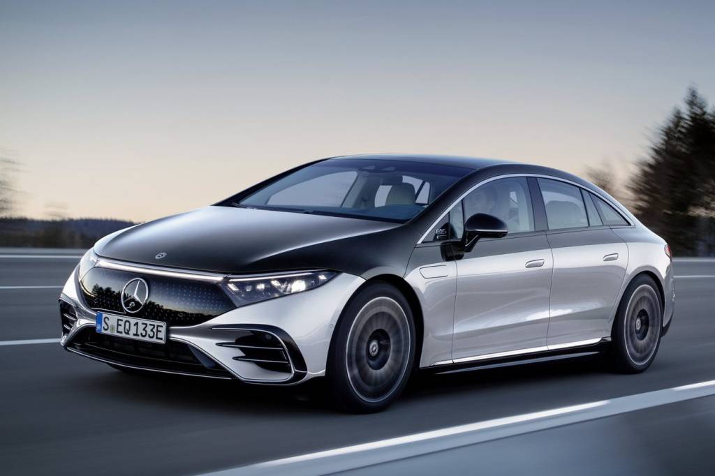 2022-Mercedes-Benz-EQS-9 EQS tem linhas muito elegantes e pintura em dois tons para versão de lançamento