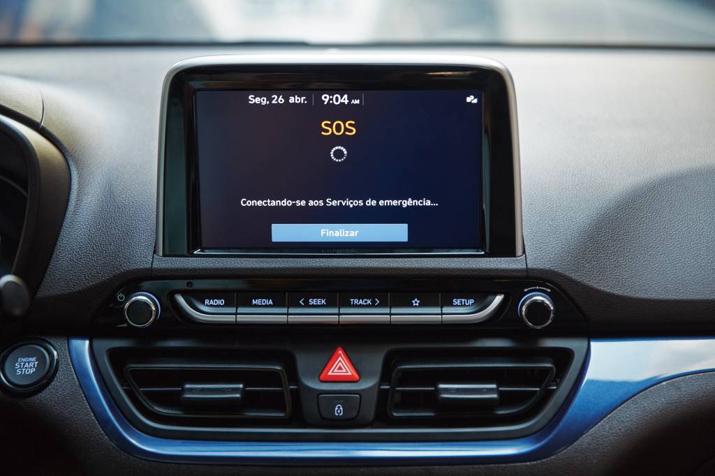 Hyundai Bluelink No caso de acionamento dos airbags, um operador da Hyundai pode enviar o pedido de socorro detalhado às autoridades, enquanto tenta contactar os ocupantes do carro