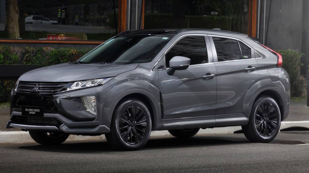 Eclipse Cross Sport lateral Pintura cinza Concrete harmoniza bem com rodas pretas