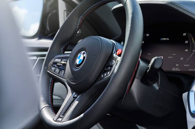 O volante esportivo é revestido em couro com acabamento em alumínio O volante esportivo é revestido em couro com acabamento em alumínio