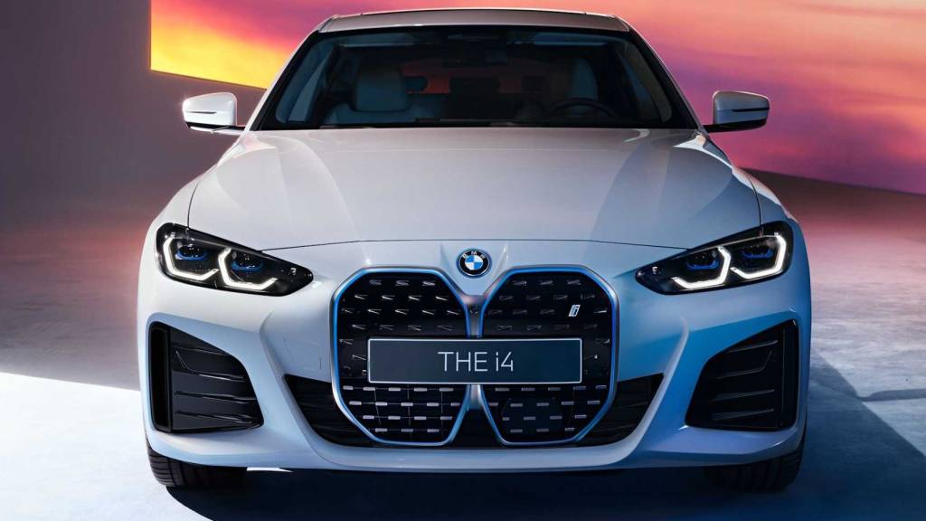 BMW i4 M Sport BMW i4 M Sport branco visto de frente