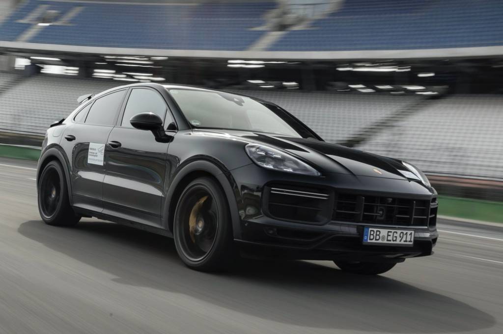 Porsche Cayenne Coupé Turbo Porsche Cayenne Coupé Turbo preto visto 3/4 de frente