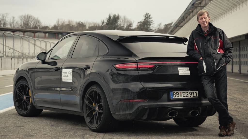 Porsche Cayenne Coupé Turbo Walter Röhrl ao lado direito do Porsche Cayenne Coupé Turbo preto visto de trás