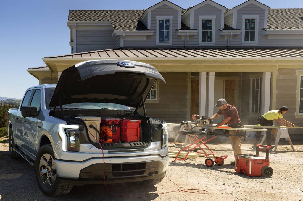 2022 Ford F-150 Lightning XLT F-150 Lightning cinza vista 3/4 de frente com capô aberto