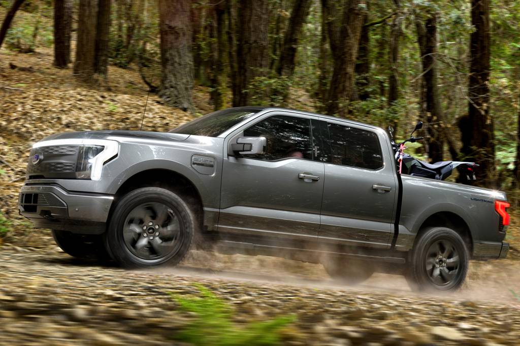 2022 Ford F-150 Lightning Lariat F-150 Lightning cinza vista de lado