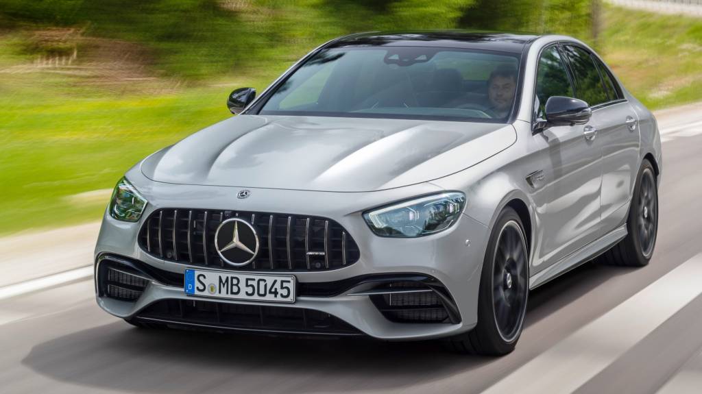 Mercedes-Benz – AMG E 63 EX Mercedes-Benz - AMG E 63 prata visto de frente