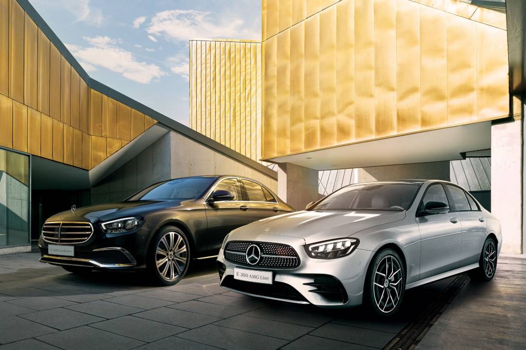 Mercedes-Benz Classe E Mercedes-Benz Classe E prata e preto vistos 3/4 de frente